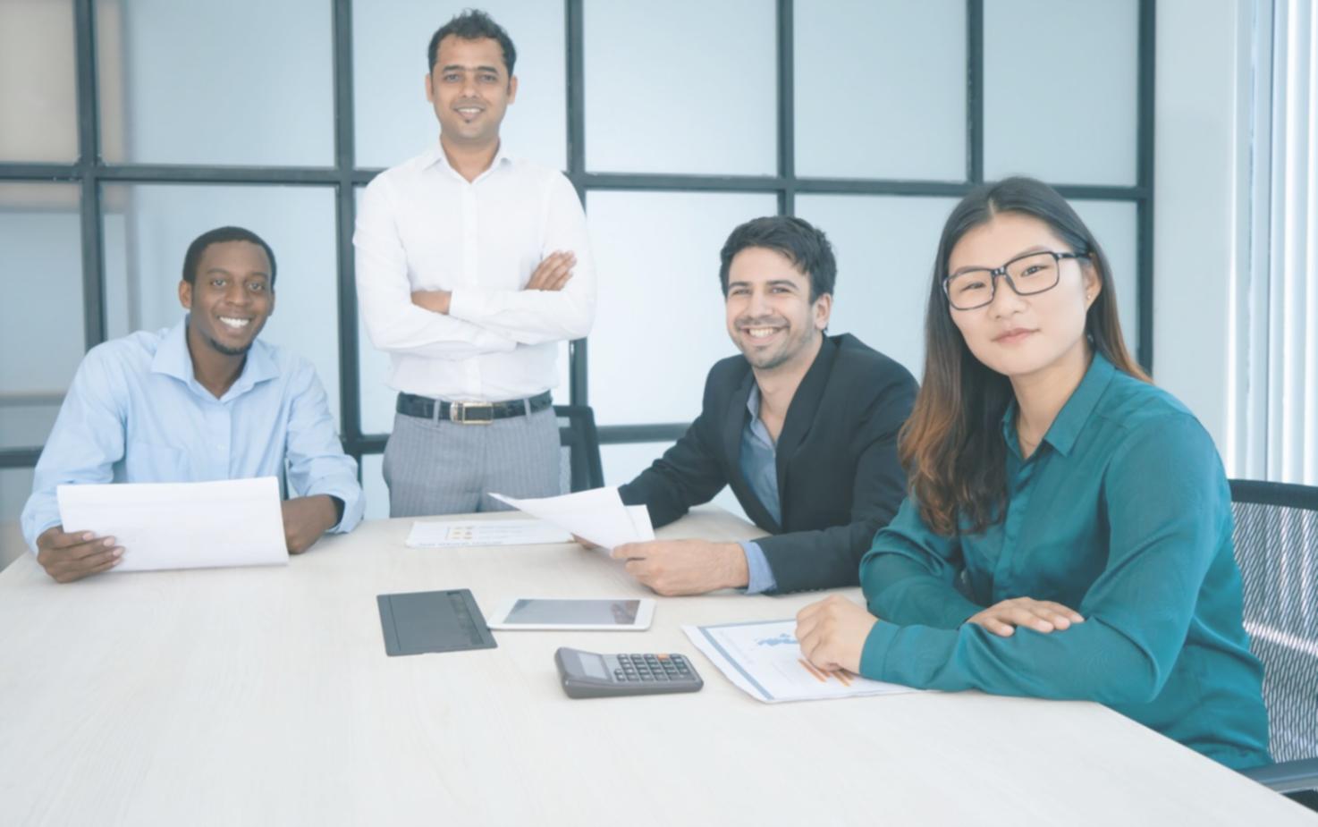 Team bei der Arbeit an Finanztools im Nexolivaraq Büro